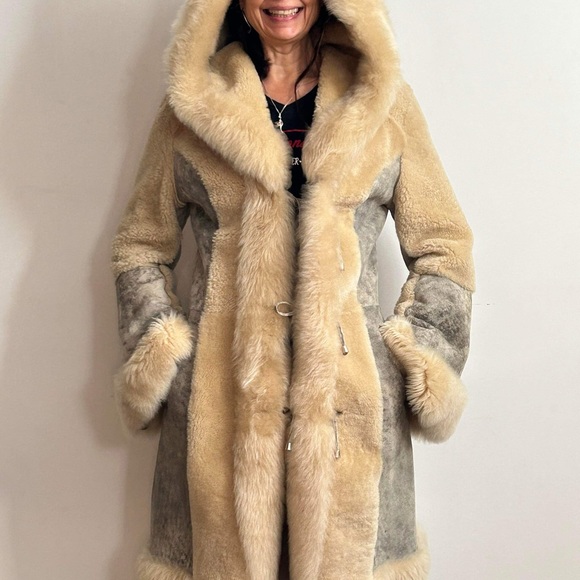 Genuine reversed lamb skin, coat with fox fur trim - Picture 7 of 8